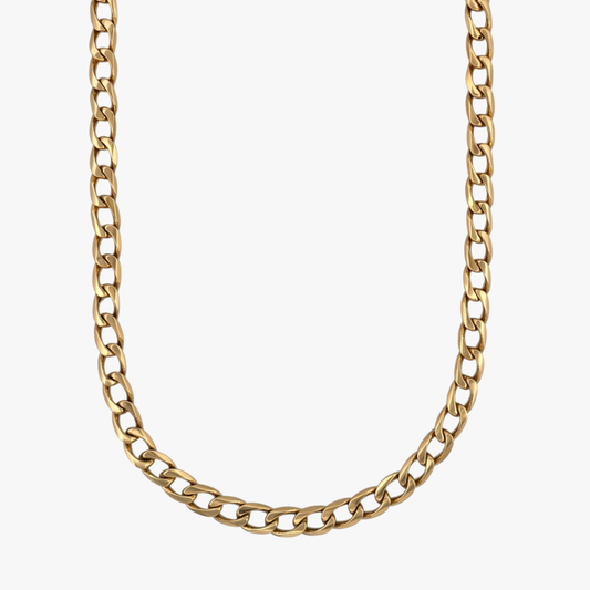 Cadena barbada tipo cubana plana y cierre tipo mosquetón de oro amarillo de 18kt. Si quieres probarte esta pulsera la encontrarás en nuestra tienda de C/ Mallorca, 160 de Barcelona.