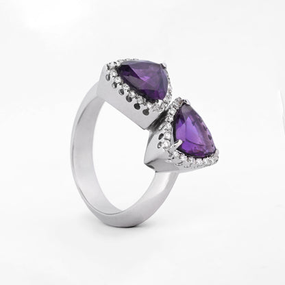 Comprar sortija realizada en oro blanco de 18kt con 2 amatistas cada una en forma de triangulo y 18 diamantes alrededor de cada triangulo. Joyas únicas de segunda mano. Joyería Ian'Or.