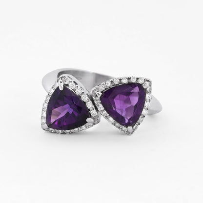 Comprar sortija realizada en oro blanco de 18kt con 2 amatistas cada una en forma de triangulo y 18 diamantes alrededor de cada triangulo. Joyas únicas de segunda mano. Joyería Ian'Or.