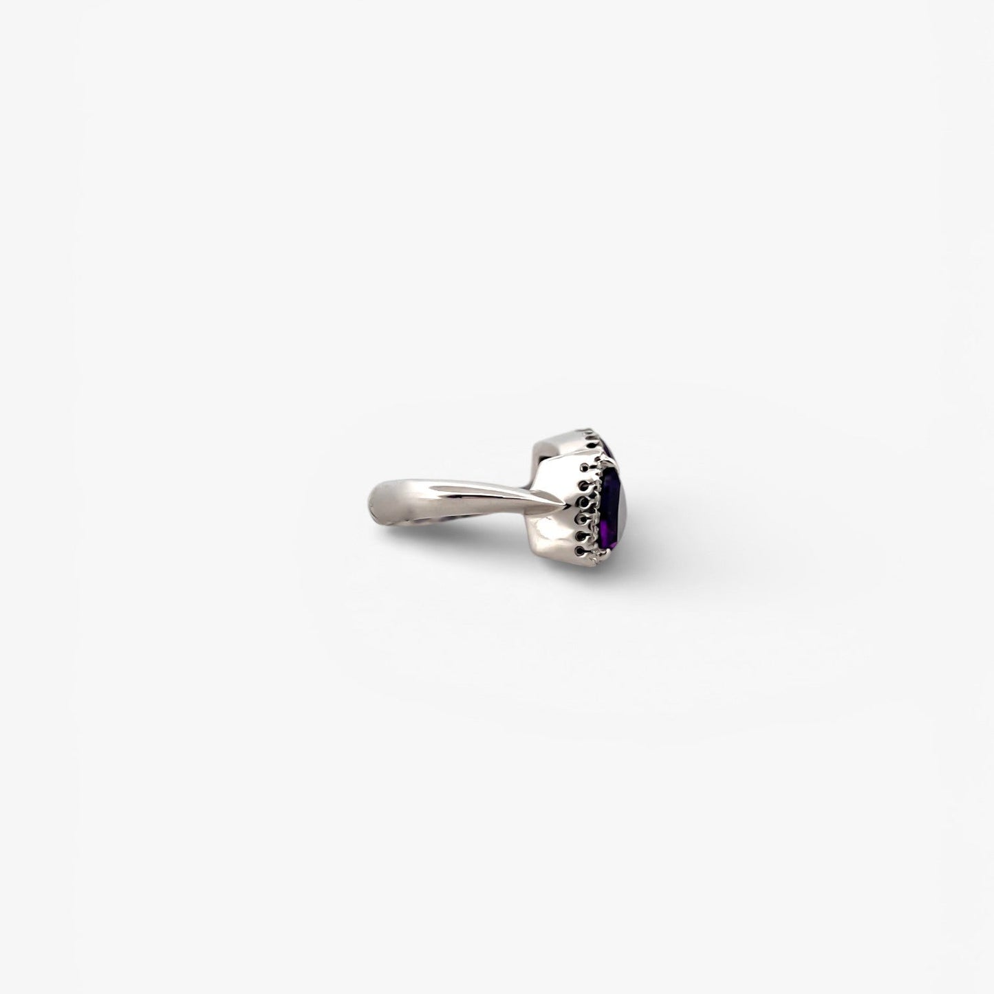 Comprar sortija realizada en oro blanco de 18kt con 2 amatistas cada una en forma de triangulo y 18 diamantes alrededor de cada triangulo. Joyas únicas de segunda mano. Joyería Ian'Or.