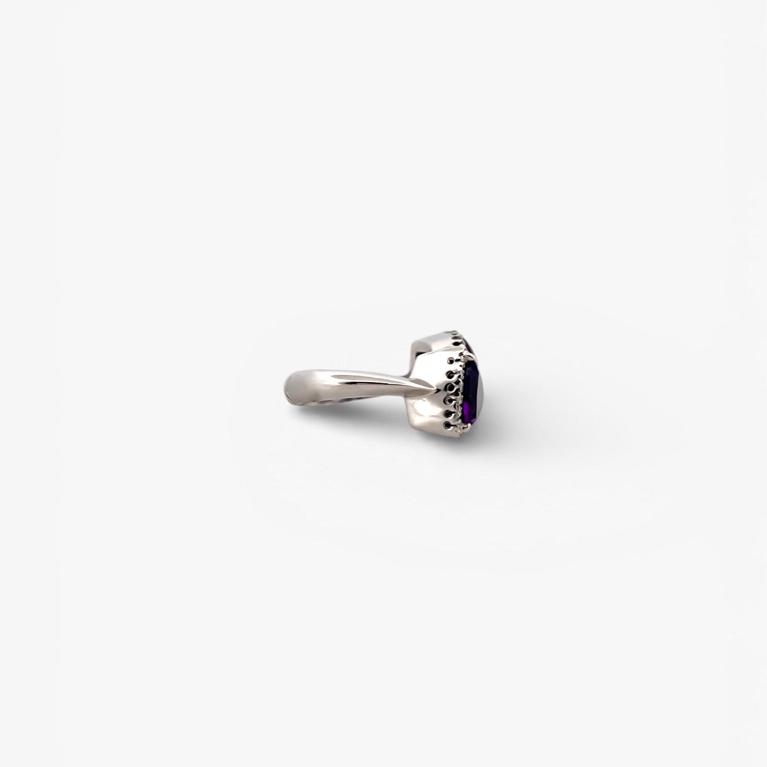 Comprar sortija realizada en oro blanco de 18kt con 2 amatistas cada una en forma de triangulo y 18 diamantes alrededor de cada triangulo. Joyas únicas de segunda mano. Joyería Ian'Or.
