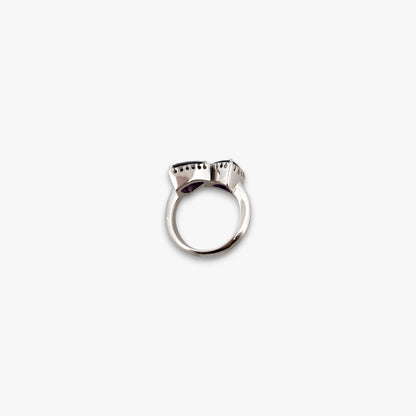 Comprar sortija realizada en oro blanco de 18kt con 2 amatistas cada una en forma de triangulo y 18 diamantes alrededor de cada triangulo. Joyas únicas de segunda mano. Joyería Ian'Or.