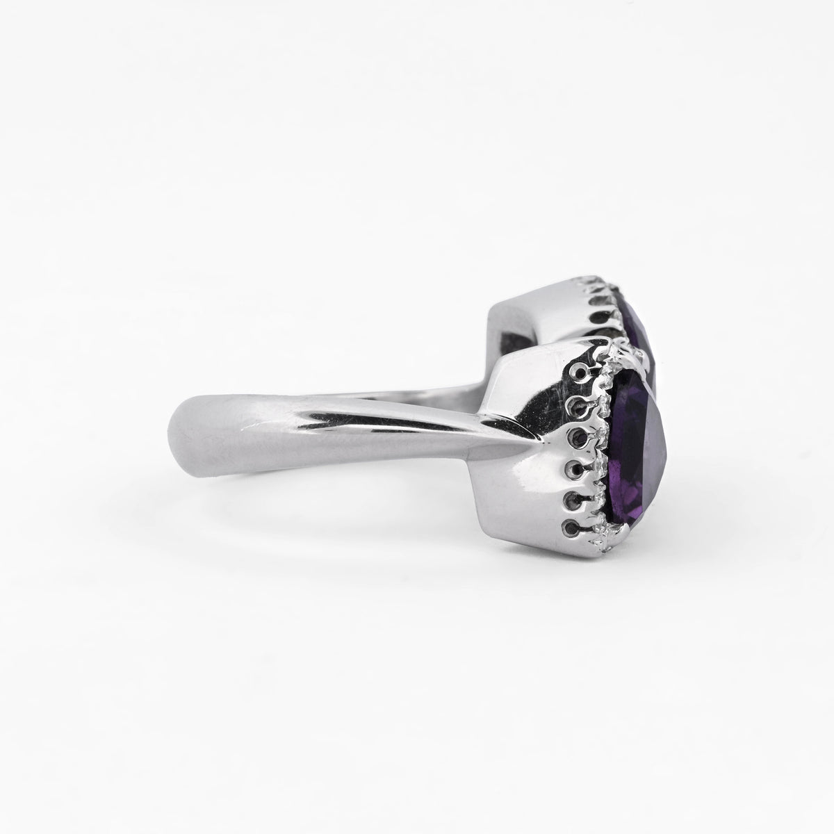 Comprar sortija realizada en oro blanco de 18kt con 2 amatistas cada una en forma de triangulo y 18 diamantes alrededor de cada triangulo. Joyas únicas de segunda mano. Joyería Ian'Or.