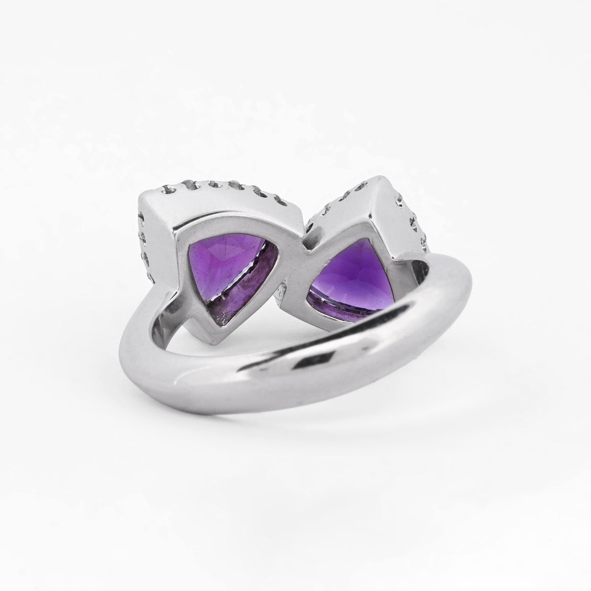 Comprar sortija realizada en oro blanco de 18kt con 2 amatistas cada una en forma de triangulo y 18 diamantes alrededor de cada triangulo. Joyas únicas de segunda mano. Joyería Ian'Or.