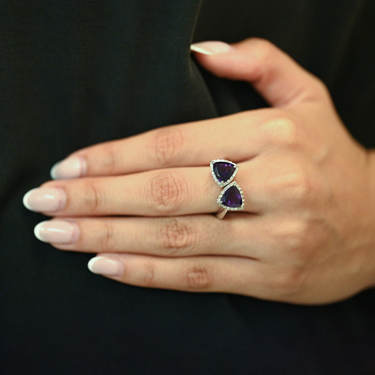 Comprar sortija realizada en oro blanco de 18kt con 2 amatistas cada una en forma de triangulo y 18 diamantes alrededor de cada triangulo. Joyas únicas de segunda mano. Joyería Ian'Or.