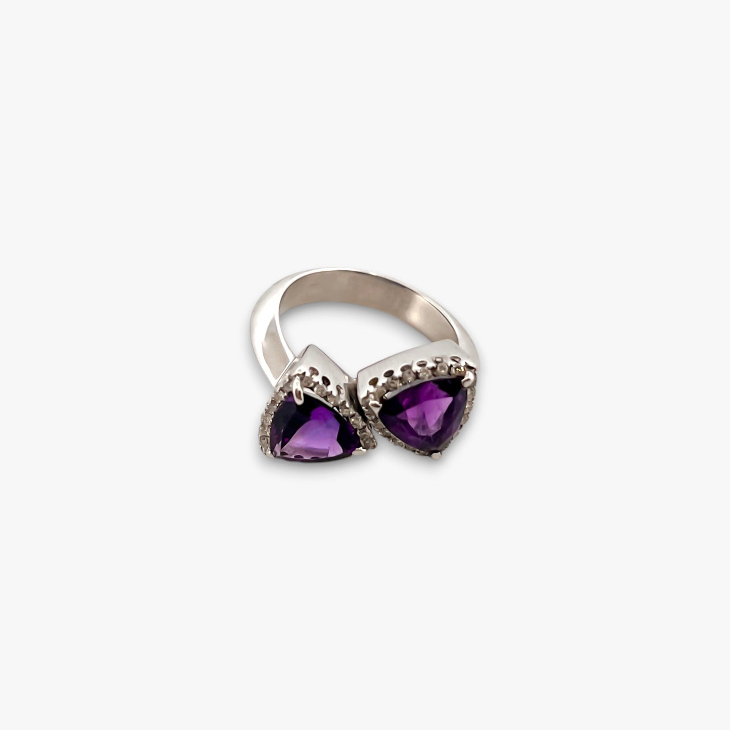 Comprar sortija realizada en oro blanco de 18kt con 2 amatistas cada una en forma de triangulo y 18 diamantes alrededor de cada triangulo. Joyas únicas de segunda mano. Joyería Ian'Or.
