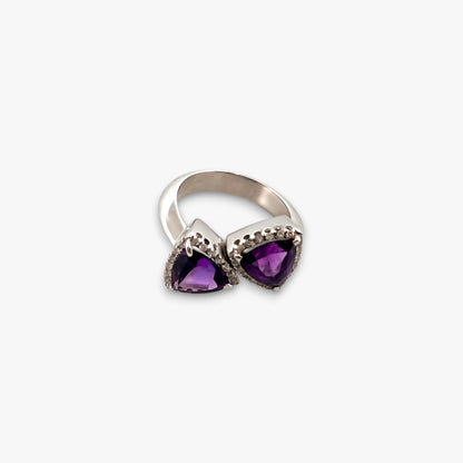 Comprar sortija realizada en oro blanco de 18kt con 2 amatistas cada una en forma de triangulo y 18 diamantes alrededor de cada triangulo. Joyas únicas de segunda mano. Joyería Ian'Or.