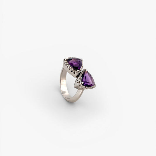 Comprar sortija realizada en oro blanco de 18kt con 2 amatistas cada una en forma de triangulo y 18 diamantes alrededor de cada triangulo. Joyas únicas de segunda mano. Joyería Ian'Or.