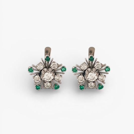 Pendientes antiguos realizados en oro blanco de 18kt, con rosetón con brillante central y estrella de brillantes y esmeraldas. Cierre de palanca. Pendientes vintage oro.