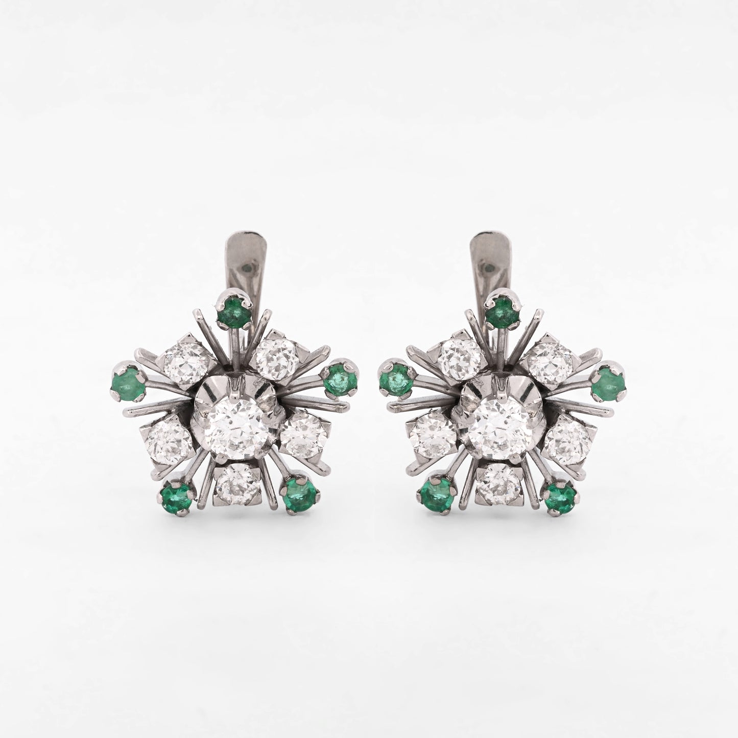 Comprar pendientes antiguos realizados en oro blanco de 18kt, con diamantes y esmeraldas. Cierre de palanca. Pendientes vintage. Envío gratis pieza certificada