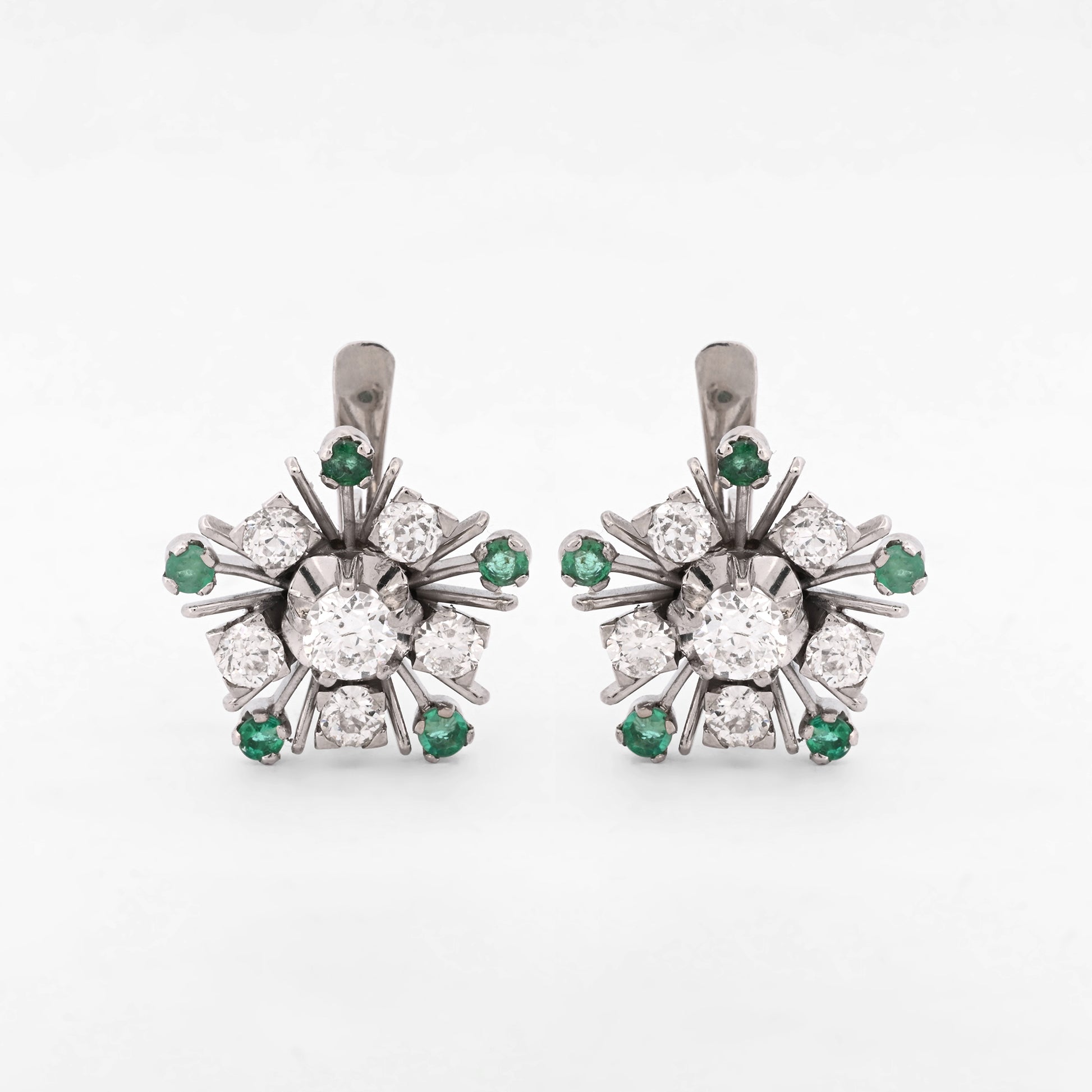 Comprar pendientes antiguos realizados en oro blanco de 18kt, con diamantes y esmeraldas. Cierre de palanca. Pendientes vintage. Envío gratis pieza certificada