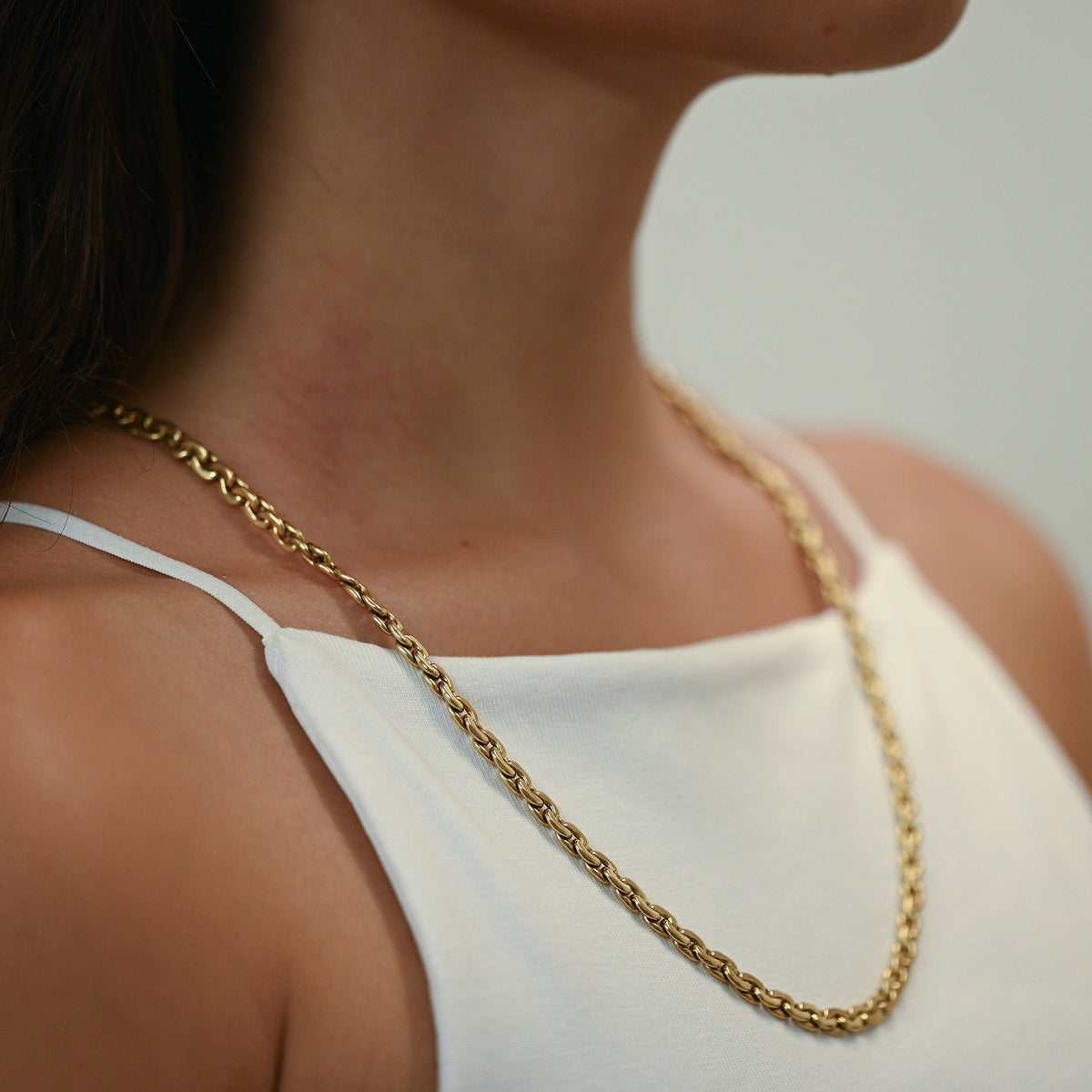 Comprar cadena realizada en oro amarillo de 18kt con eslabones y dispone de un cierre tipo desplegable.Joyas restauradas. Cadenas de oro de 18kt. Joyería Ian'Or.