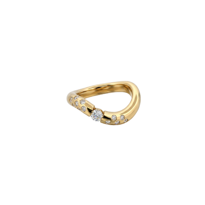 Anillo irregular realizado en oro amarillo de 18kt con diamante central de 0,08ct y 14 diamantes más pequeños a los lados del brazo. Anillos de segunda mano.
