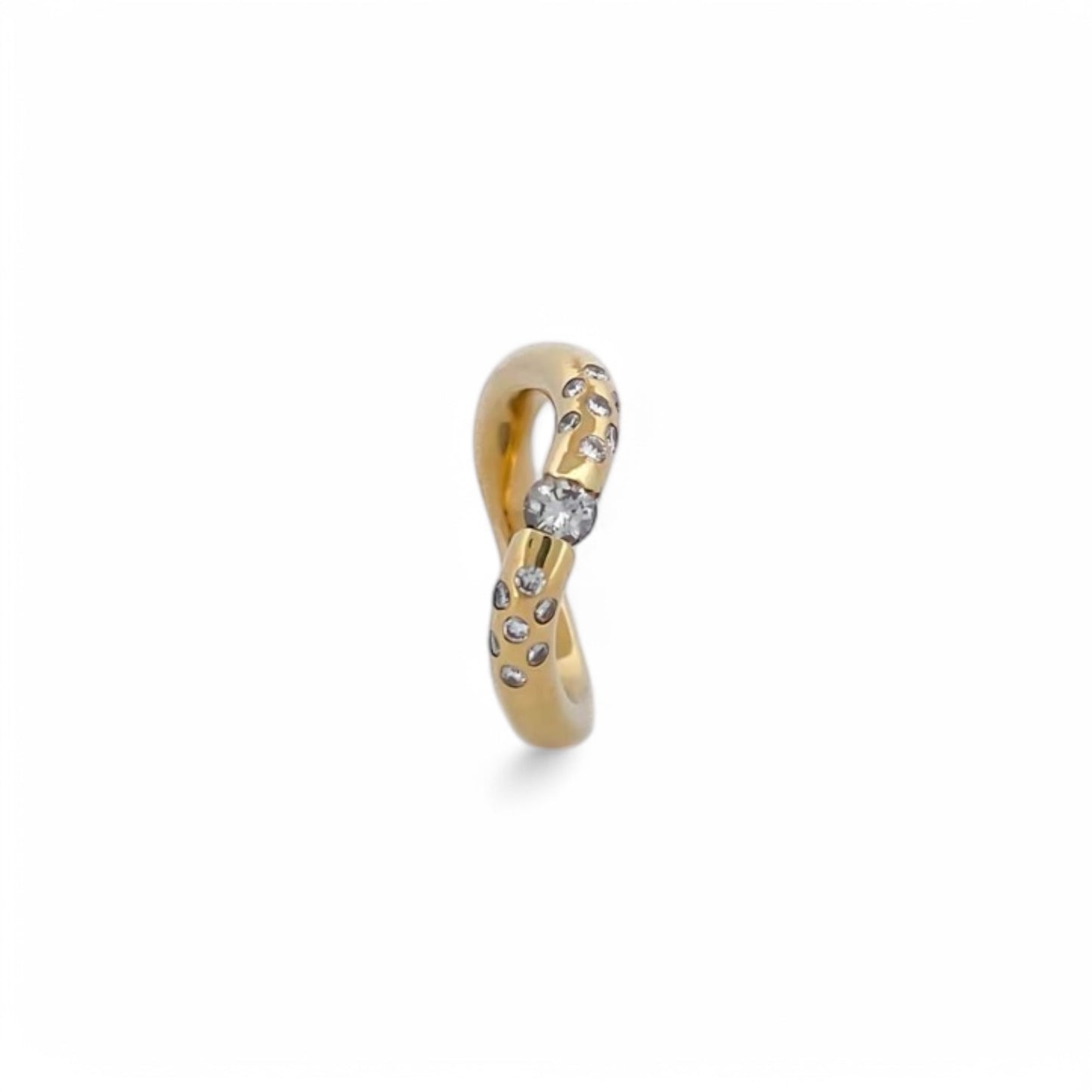 Anillo irregular realizado en oro amarillo de 18kt con diamante central de 0,08ct y 14 diamantes más pequeños a los lados del brazo. Anillos de segunda mano.