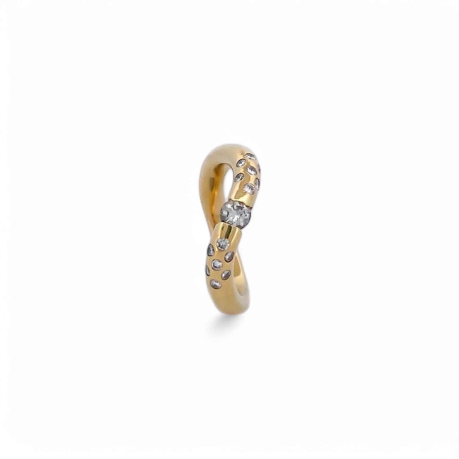 Anillo irregular realizado en oro amarillo de 18kt con diamante central de 0,08ct y 14 diamantes más pequeños a los lados del brazo. Anillos de segunda mano.