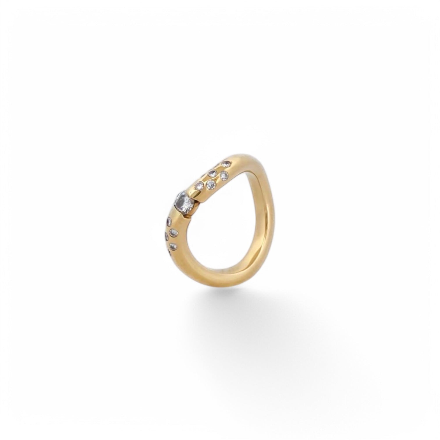 Anillo irregular realizado en oro amarillo de 18kt con diamante central de 0,08ct y 14 diamantes más pequeños a los lados del brazo. Anillos de segunda mano.
