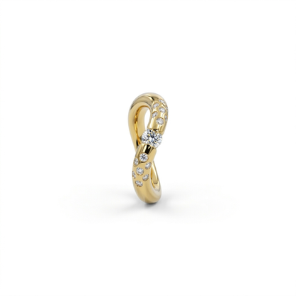 Anillo irregular realizado en oro amarillo de 18kt con diamante central de 0,08ct y 14 diamantes más pequeños a los lados del brazo. Anillos de segunda mano.
