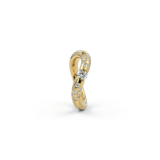 Anillo irregular realizado en oro amarillo de 18kt con diamante central de 0,08ct y 14 diamantes más pequeños a los lados del brazo. Anillos de segunda mano.
