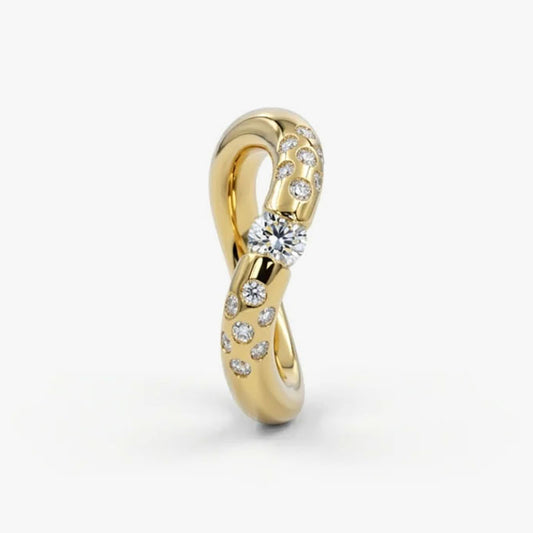 Anillo irregular realizado en oro amarillo de 18kt con diamante central de 0,08ct y 14 diamantes más pequeños a los lados del brazo. Anillos de segunda mano.
