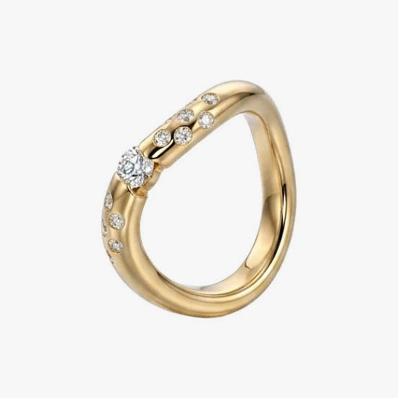 Anillo irregular realizado en oro amarillo de 18kt con diamante central de 0,08ct y 14 diamantes más pequeños a los lados del brazo. Anillos de segunda mano.

