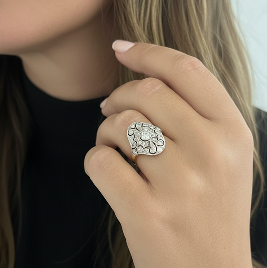 Comprar sortija lanzadera vintage realizada en oro amarillo y platino de 18kt, 30 diamantes talla antigua 1 diamante central.Joyas vintage. Joyería Ian'Or. Envío GRATIS.