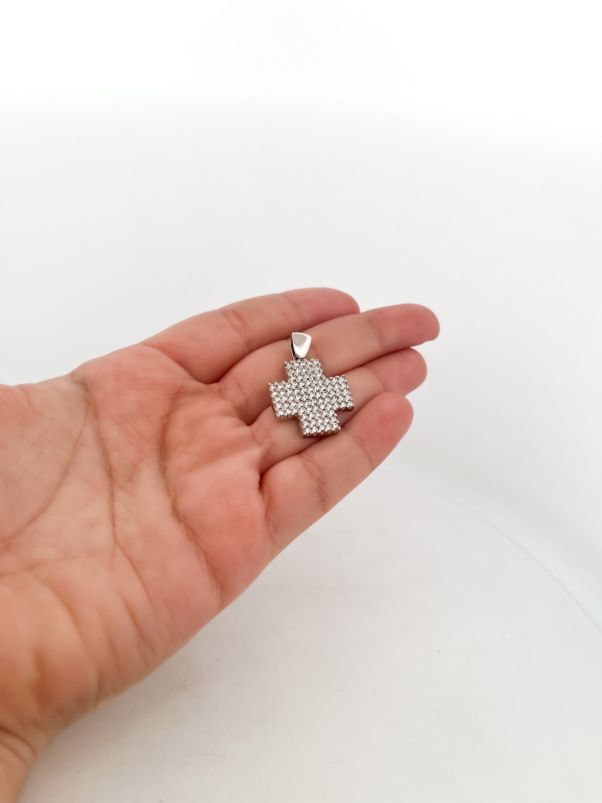 Cruz realizada en oro blanco y diamantes talla brillante. Cruces religiosas . Joyería Compro Oro Barcelona. Ian'Or.