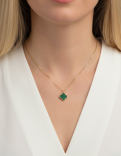 Comprar colgante realizado en oro amarillo de 18kt, este colgante esta inspirado en la famosa marca francesa Van Cleef. Compra venta de joyas en Barcelona, taller propio de restauración de joyas en Barcelona.