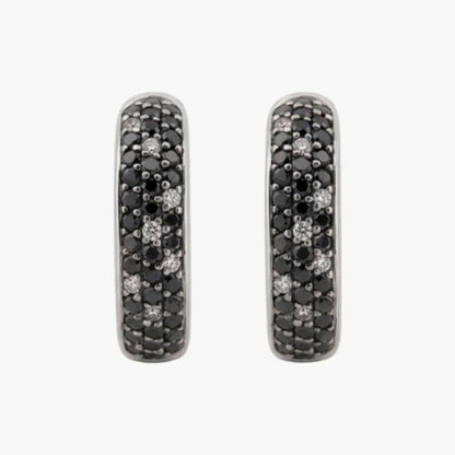 Comprar Criollas de oro blanco de 18kt pavé de diamantes, con 7 diamantes blancos y 35 diamantes negros en cada pendiente. Envío gratis pieza certificada