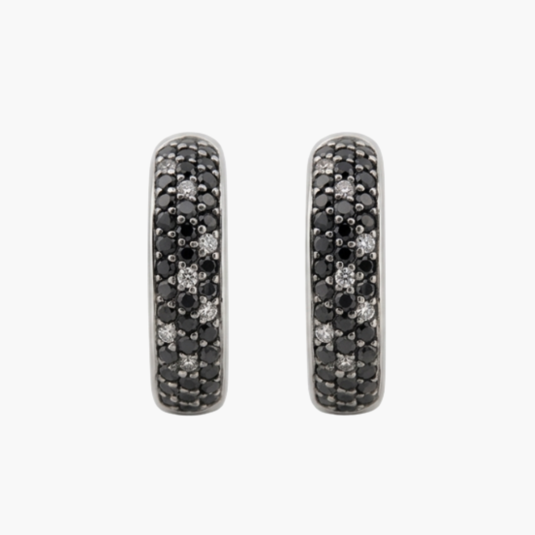 comprar Criollas de oro blanco de 18kt pavé de diamantes, con 7 diamantes blancos y 35 diamantes negros en cada pendiente. 