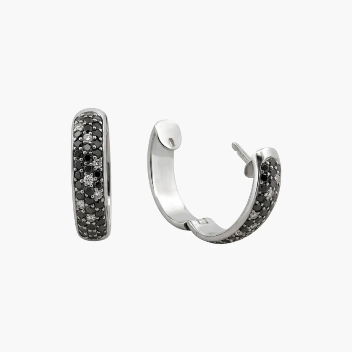 Comprar Criollas de oro blanco de 18kt pavé de diamantes, con 7 diamantes blancos y 35 diamantes negros en cada pendiente. Envío gratis pieza certificada