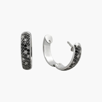Comprar Criollas de oro blanco de 18kt pavé de diamantes, con 7 diamantes blancos y 35 diamantes negros en cada pendiente. Envío gratis pieza certificada