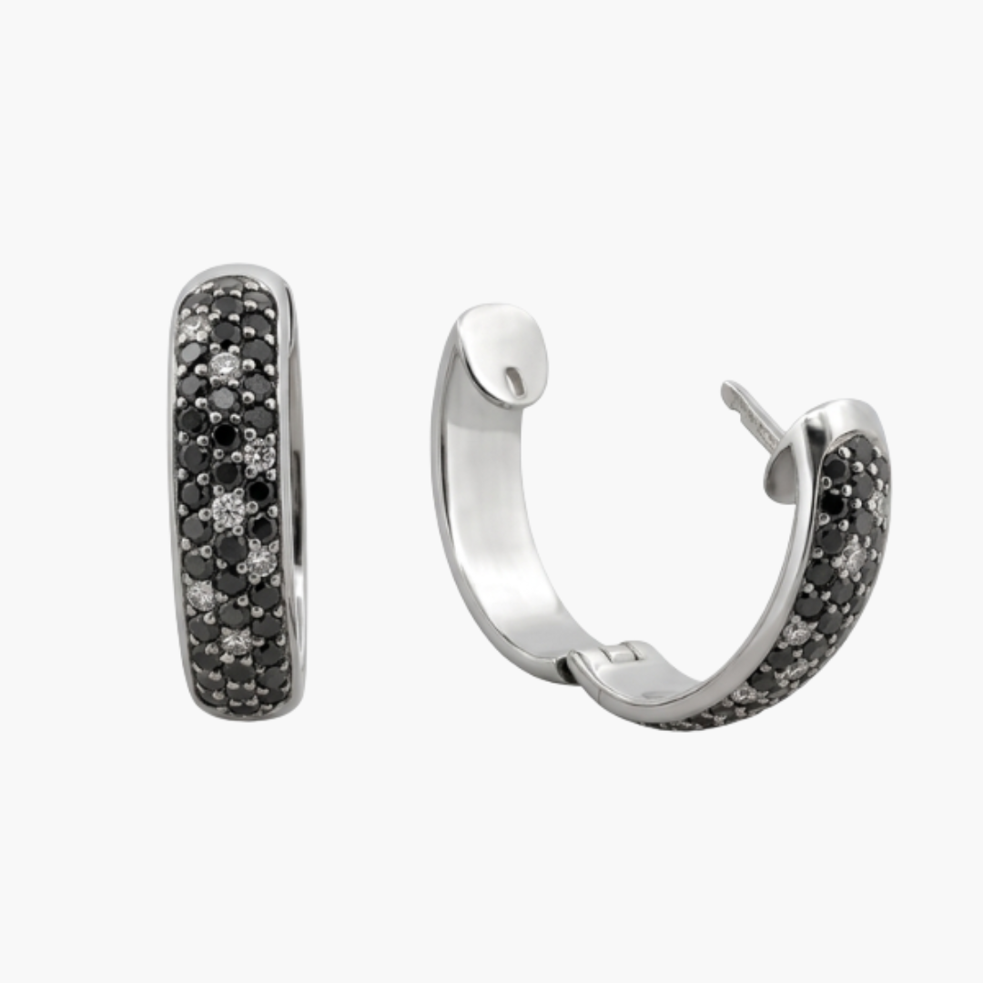 comprar Criollas de oro blanco de 18kt pavé de diamantes, con 7 diamantes blancos y 35 diamantes negros en cada pendiente. 