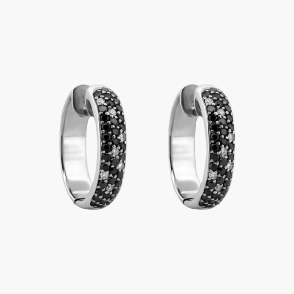 Comprar Criollas de oro blanco de 18kt pavé de diamantes, con 7 diamantes blancos y 35 diamantes negros en cada pendiente. Envío gratis pieza certificada