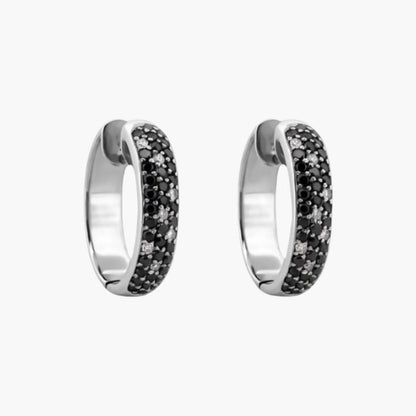 Comprar Criollas de oro blanco de 18kt pavé de diamantes, con 7 diamantes blancos y 35 diamantes negros en cada pendiente. Envío gratis pieza certificada