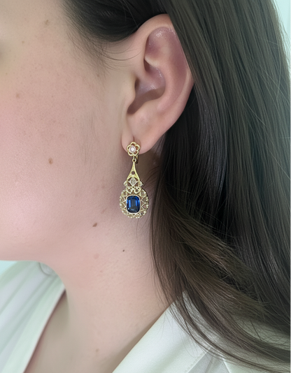 Comprar pendientes antiguos circa 1870 de oro amarillo de 18kt con dos zafiros bleu foncé y diamantes talla rosa. Estos maravillosos pendientes antiguos son una joya excepcional que destacan tanto por su diseño como por su historia. Cierre catalán. Oro al mejor precio