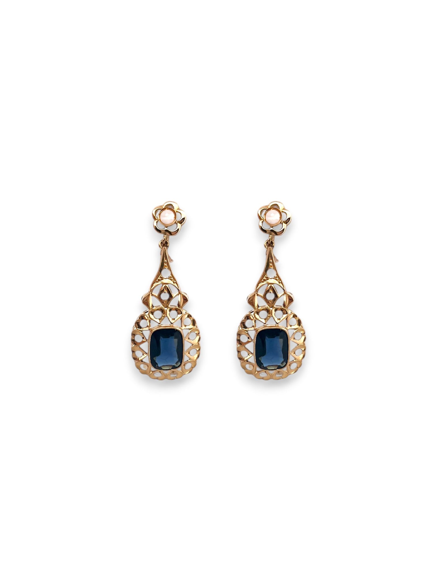 Comprar pendientes antiguos circa 1870 de oro amarillo de 18kt con dos zafiros bleu foncé y diamantes talla rosa. Estos maravillosos pendientes antiguos son una joya excepcional que destacan tanto por su diseño como por su historia. Cierre catalán. Oro al mejor precio