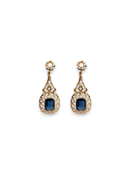 Comprar pendientes antiguos circa 1870 de oro amarillo de 18kt con dos zafiros bleu foncé y diamantes talla rosa. Estos maravillosos pendientes antiguos son una joya excepcional que destacan tanto por su diseño como por su historia. Cierre catalán. Oro al mejor precio