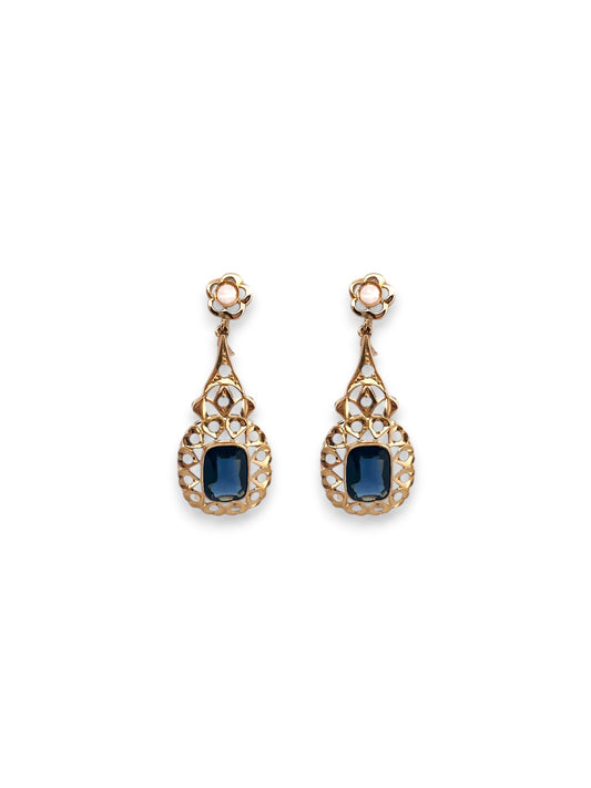 Comprar pendientes antiguos circa 1870 de oro amarillo de 18kt con dos zafiros bleu foncé y diamantes talla rosa. Estos maravillosos pendientes antiguos son una joya excepcional que destacan tanto por su diseño como por su historia. Cierre catalán. Oro al mejor precio