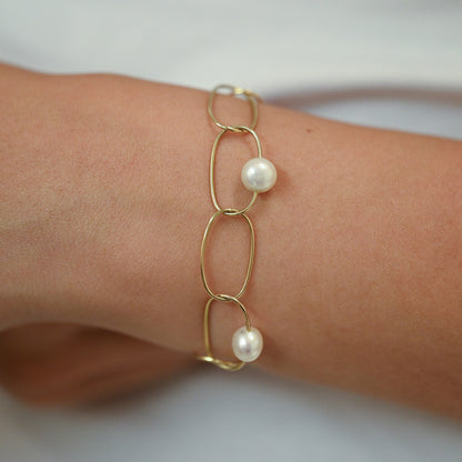 comprar pulsera de Oro amarillo de 18kt con seis perlas y cierre tipo mosquetón. La pulsera mide 22,5cm de largo.