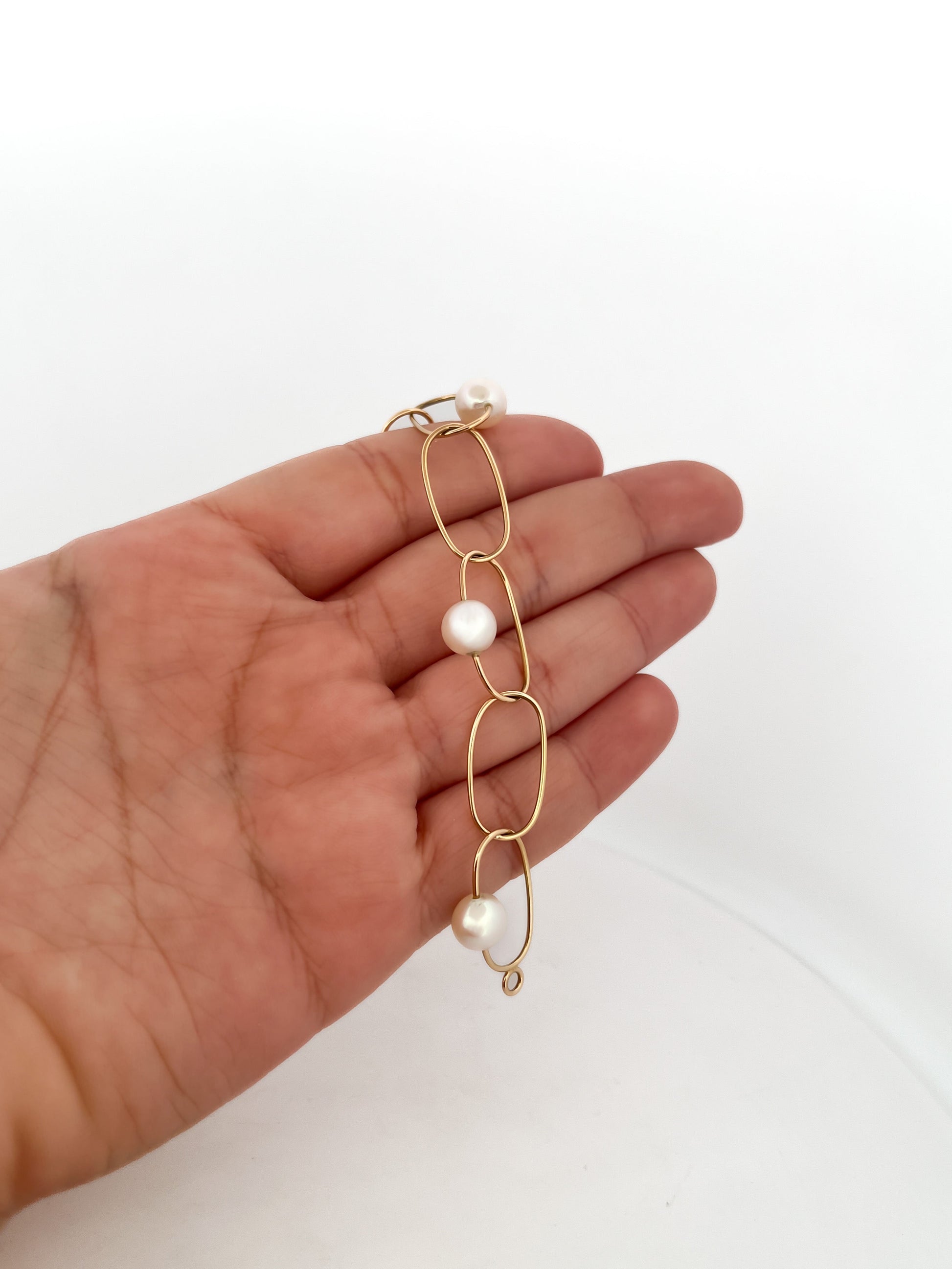 comprar pulsera de&nbsp;Oro amarillo de 18kt con seis perlas y cierre tipo mosquetón. La pulsera mide 22,5cm de largo.