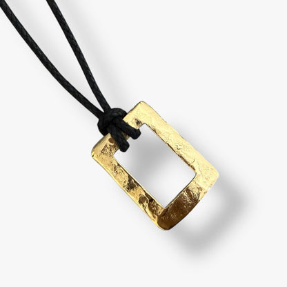 Comprar colgante de oro amarillo de 18kt en forma de rectangulo de la iconica marca de Tous. Un must imprescindible en tu joyero si eres amante de la Firma. Pieza original.
