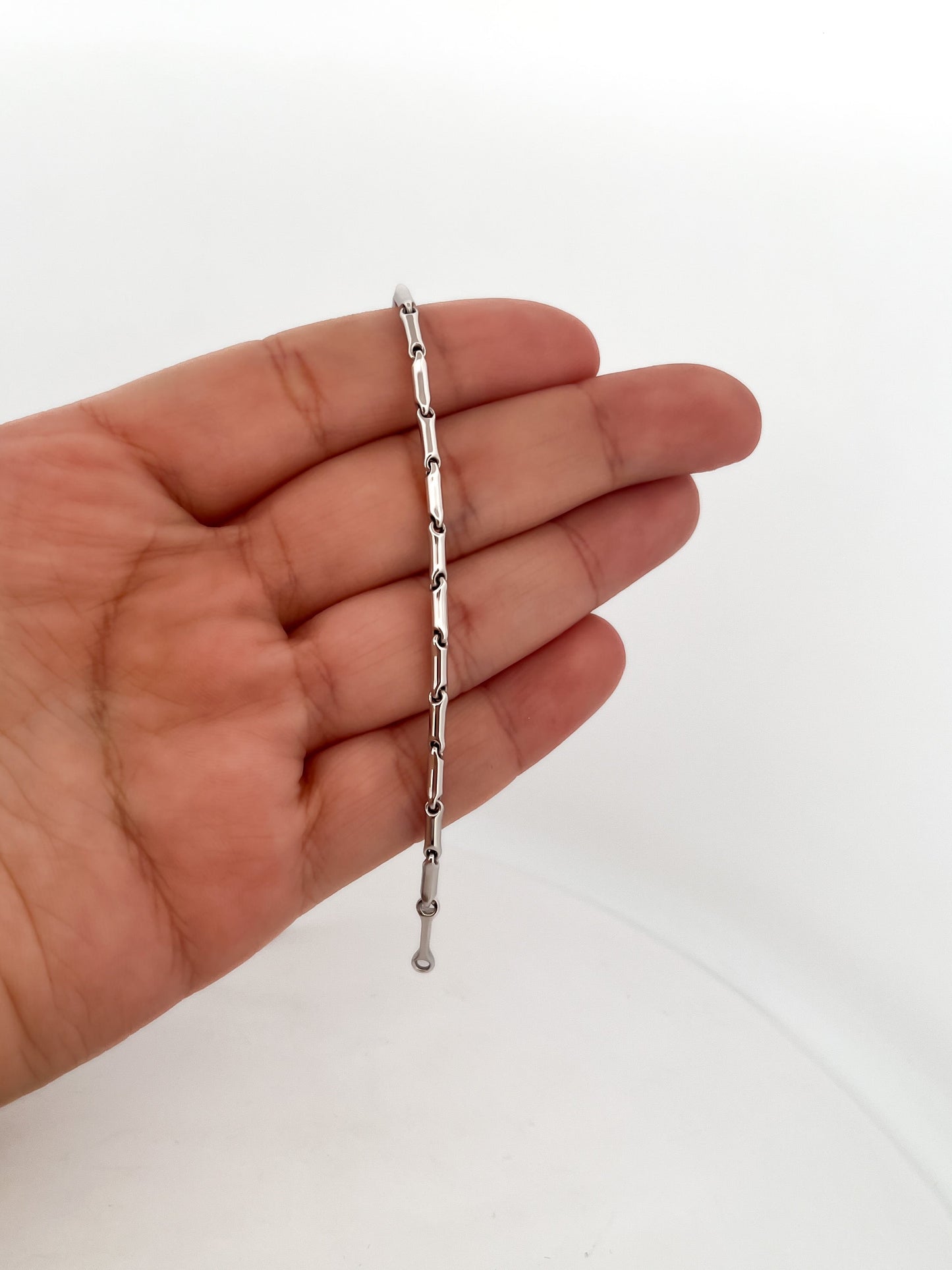 Comprar cadena realizada en oro blanco de 18kt con eslabones de  48,5cm de largo.  Cierre tipo mosquetón. Cadenas de oro blanco gruesas de 18kt semirigida.