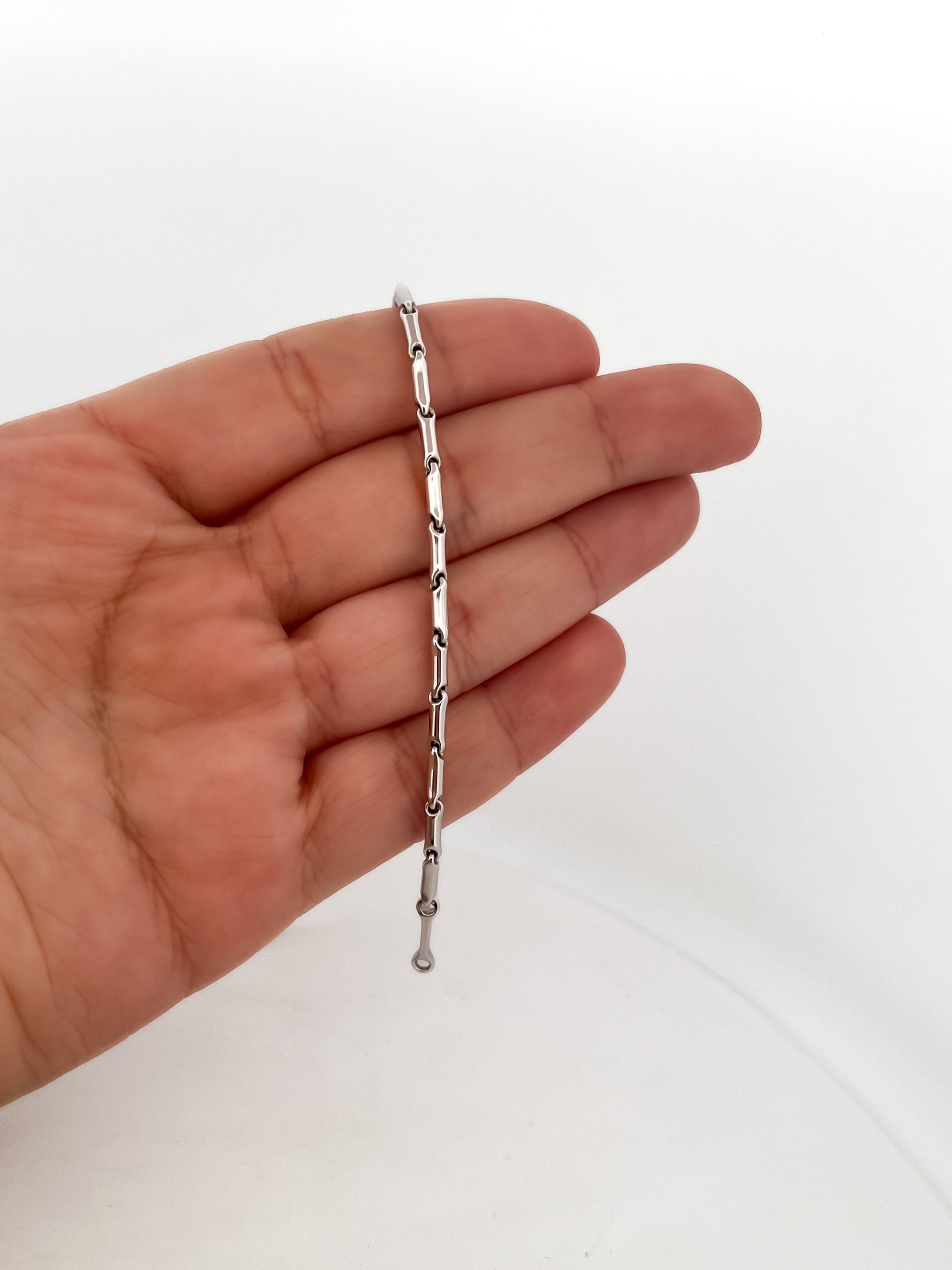 Comprar cadena realizada en oro blanco de 18kt con eslabones de  48,5cm de largo.  Cierre tipo mosquetón. Cadenas de oro blanco gruesas de 18kt semirigida.