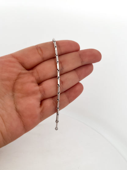 Comprar cadena realizada en oro blanco de 18kt con eslabones de  48,5cm de largo.  Cierre tipo mosquetón. Cadenas de oro blanco gruesas de 18kt semirigida.