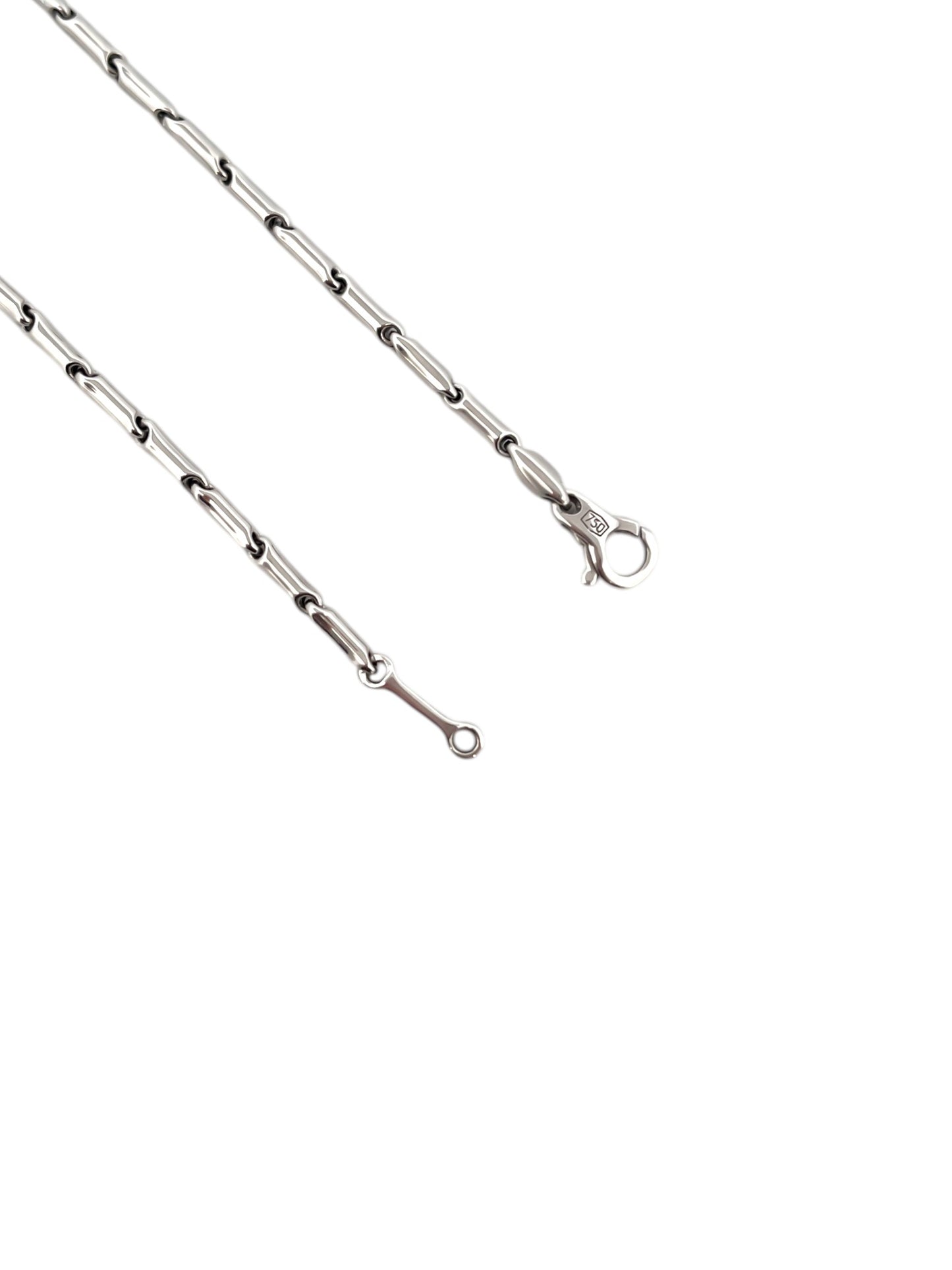 Comprar cadena realizada en oro blanco de 18kt con eslabones de  48,5cm de largo.  Cierre tipo mosquetón. Cadenas de oro blanco gruesas de 18kt semirigida.