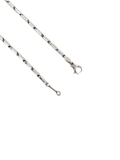 Comprar cadena realizada en oro blanco de 18kt con eslabones de  48,5cm de largo.  Cierre tipo mosquetón. Cadenas de oro blanco gruesas de 18kt semirigida.