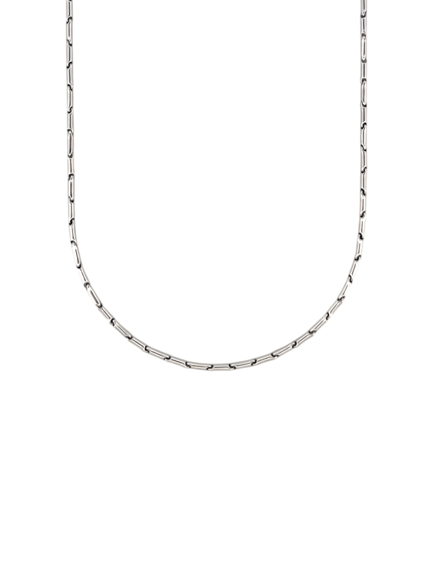 Comprar cadena realizada en oro blanco de 18kt con eslabones de  48,5cm de largo.  Cierre tipo mosquetón. Cadenas de oro blanco gruesas de 18kt semirigida.