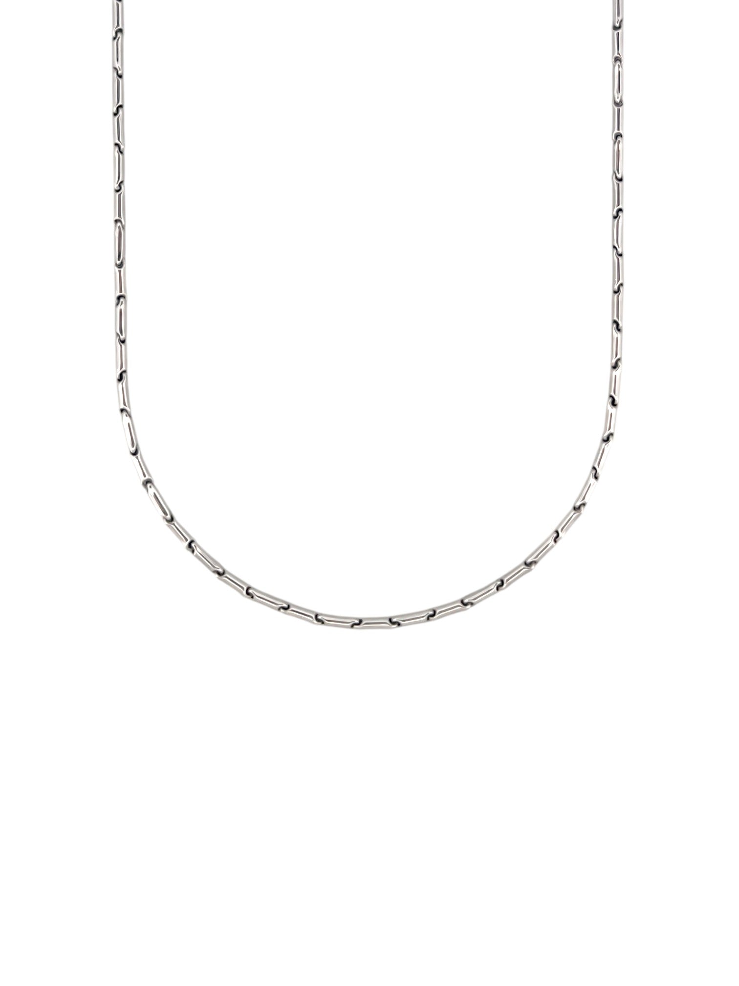 Comprar cadena realizada en oro blanco de 18kt con eslabones de  48,5cm de largo.  Cierre tipo mosquetón. Cadenas de oro blanco gruesas de 18kt semirigida.