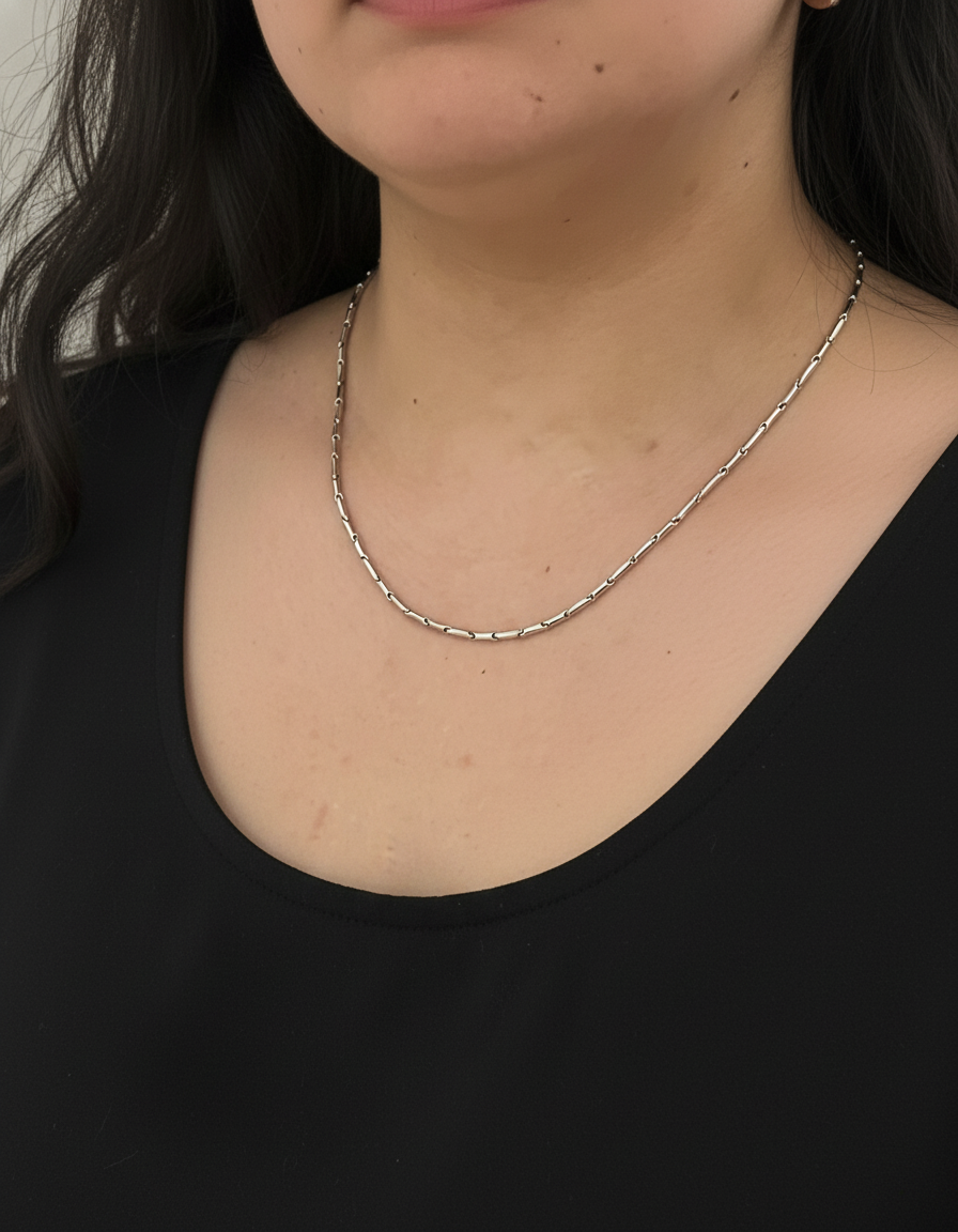 Comprar cadena realizada en oro blanco de 18kt con eslabones de  48,5cm de largo.  Cierre tipo mosquetón. Cadenas de oro blanco gruesas de 18kt semirigida.