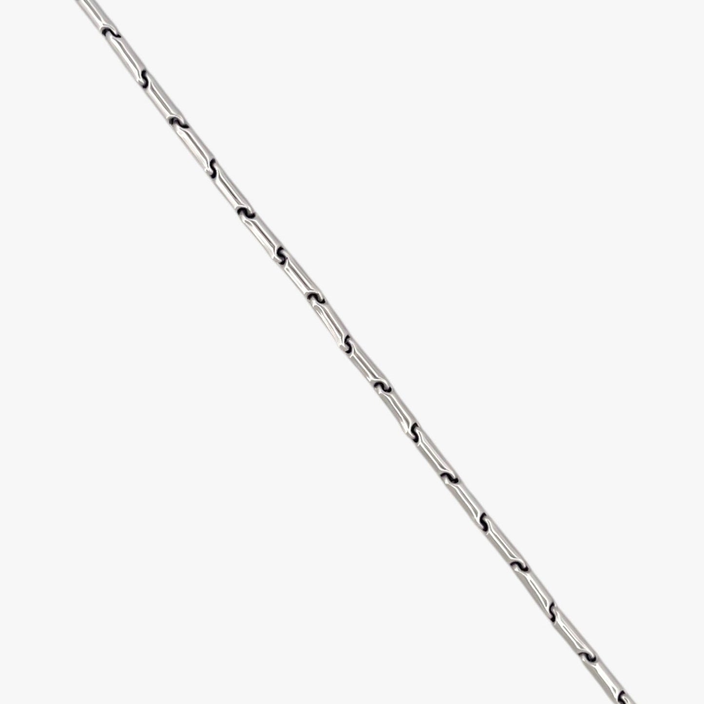 Comprar cadena realizada en oro blanco de 18kt con eslabones de  48,5cm de largo.  Cierre tipo mosquetón. Cadenas de oro blanco gruesas de 18kt semirigida.